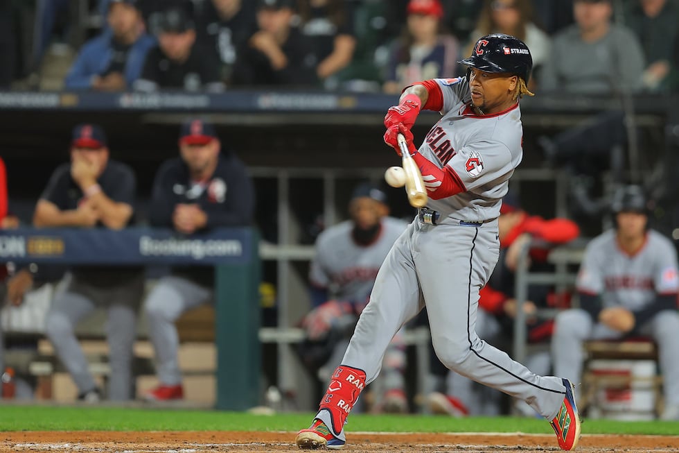 José Ramírez, de los Cleveland Guardians, conecta un jonrón de dos carreras durante la quinta...