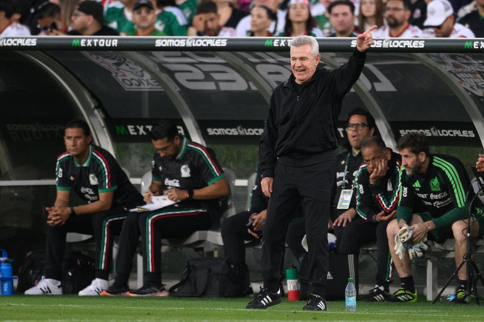 Javier Aguirre, entrenador de la selección Mexicana de fútbol, da instrucciones a sus...