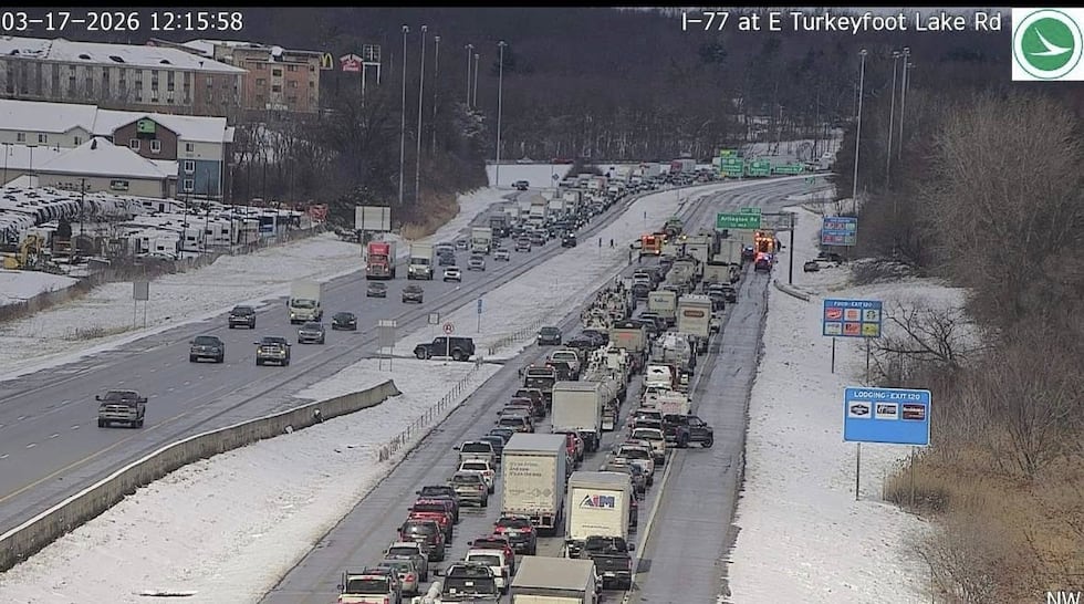 Choque de 23 vehículos cierra la I-77 Norte en el condado de Summit