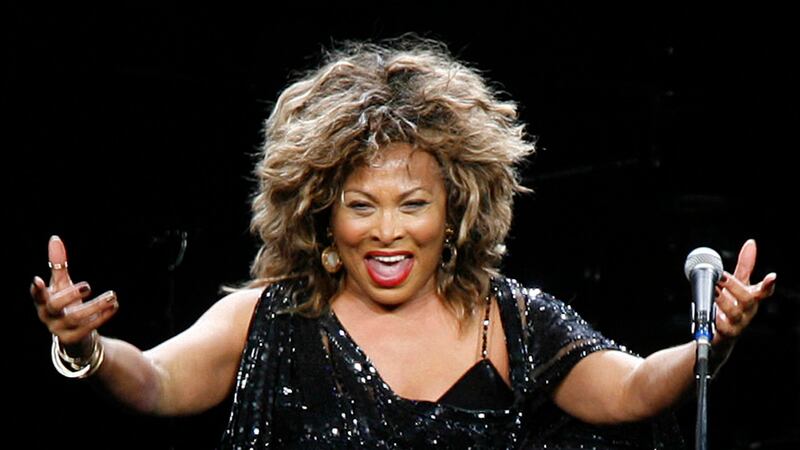 ARCHIVO - Tina Turner se presenta en un concierto en Colonia, Alemania, el 14 de enero de...