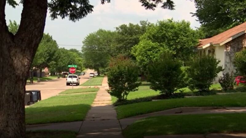 LAS AUTORIDADES CREEN QUE LA NIÑA NACIÓ SOLO HORAS ANTES DE SER ABANDONADA EN EL JARDÍN DE LA...
