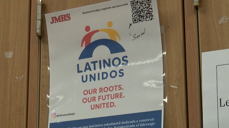 Estudiantes latinos de John Marshall High School se reúnen cada jueves después de clases en el...