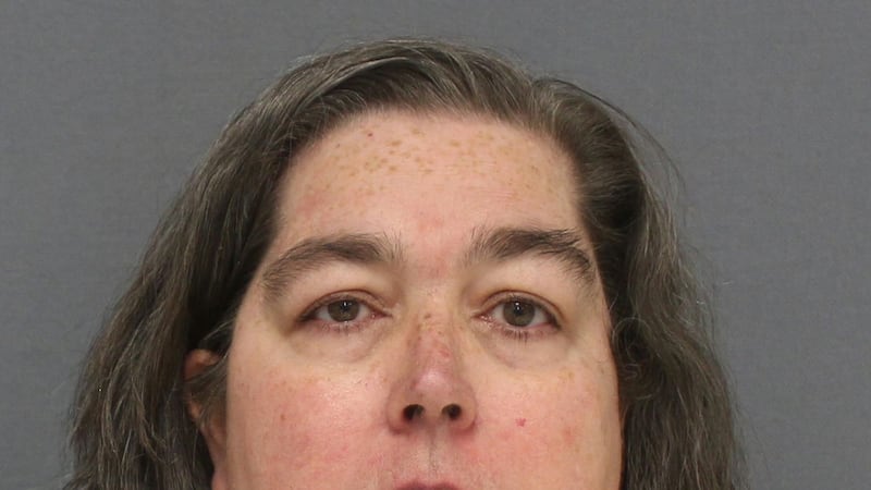 Policía: Mujer de Ohio obtuvo $266,699 en crédito de tienda mediante devoluciones falsas en...