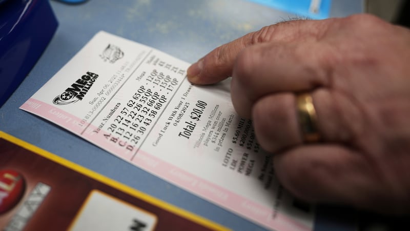 El mayor premio acumulado en la historia de Mega Millions se entregó el 8 de agosto de 2023,...