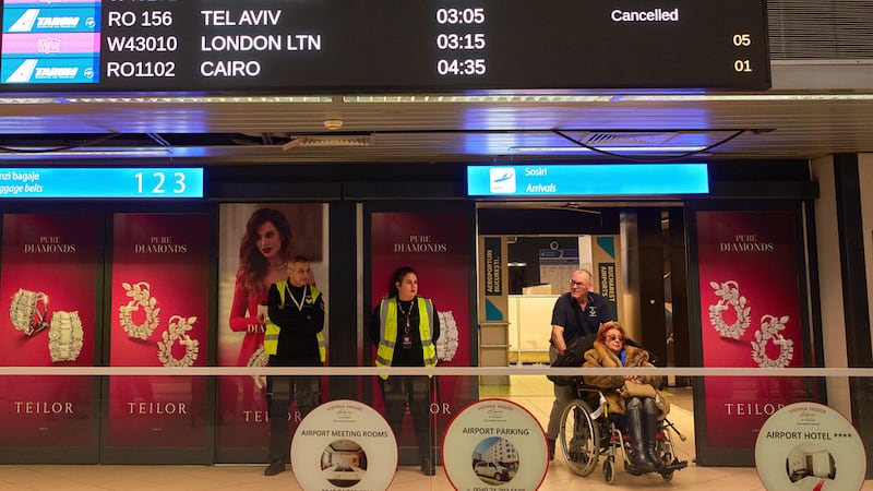 Una pantalla que muestra vuelos cancelados en el Aeropuerto Internacional Henri Coanda en...
