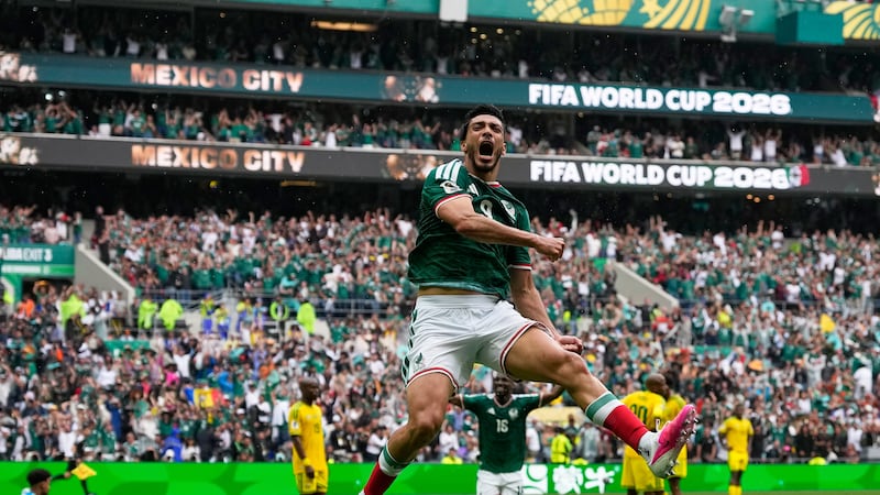 El mexicano Raúl Jiménez celebra tras marcar el segundo gol de su equipo durante el partido de...