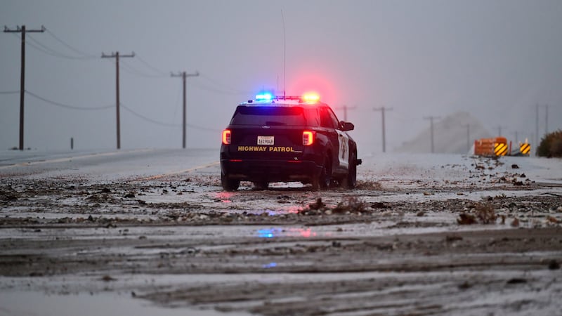 Un agente de la Patrulla de Carreteras de California conduce por la Ruta Estatal 138 de...