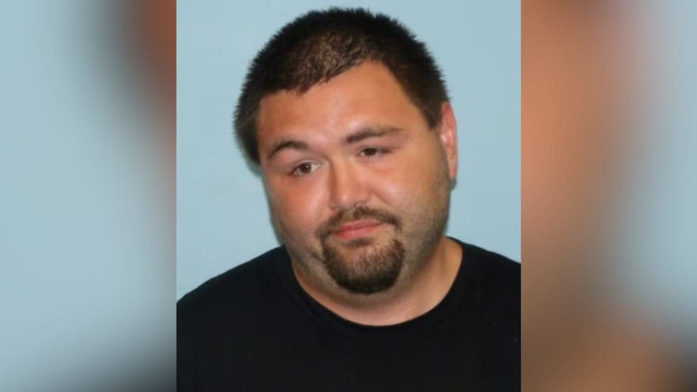 Los oficiales añadieron que Dominic Anthony Sacco, de 27 años, fue identificado positivamente...