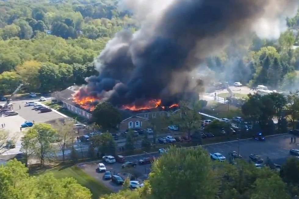 Imagen tomada de video difundido por Julie J, @Malkowski6April, en se ve el incendio en la...