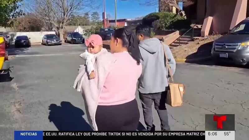 Algunos ya tramitan en consulados la nacionalidad de sus hijos por si les toca salir de EE.UU....