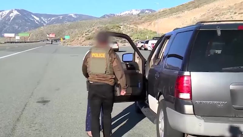 Cómo evitar que el carro de un detenido por ICE termine en un lote policial y acumule cientos...