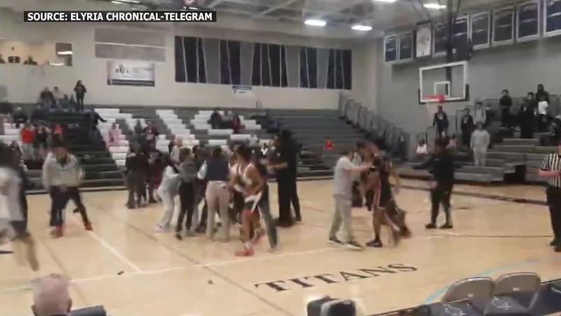 Lo que debía ser un emocionante partido de baloncesto el sábado por la tarde terminó en una...