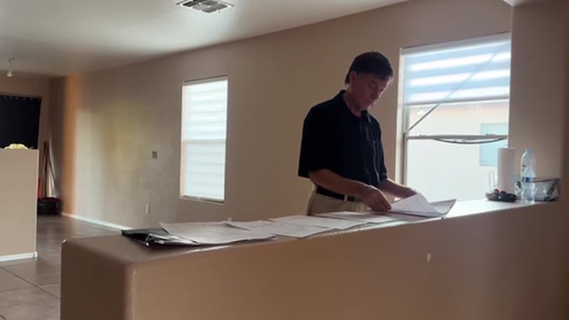 Firmó lo que parecían ser los papeles de compra de su nueva casa, pero hispano termina...