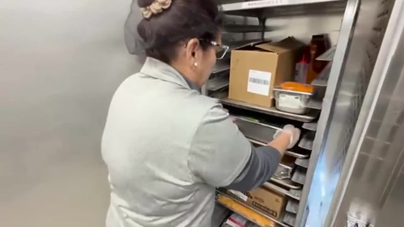 Hispana trabajadora de cafetería de una escuela explica cómo logra servir comida a 1,200...