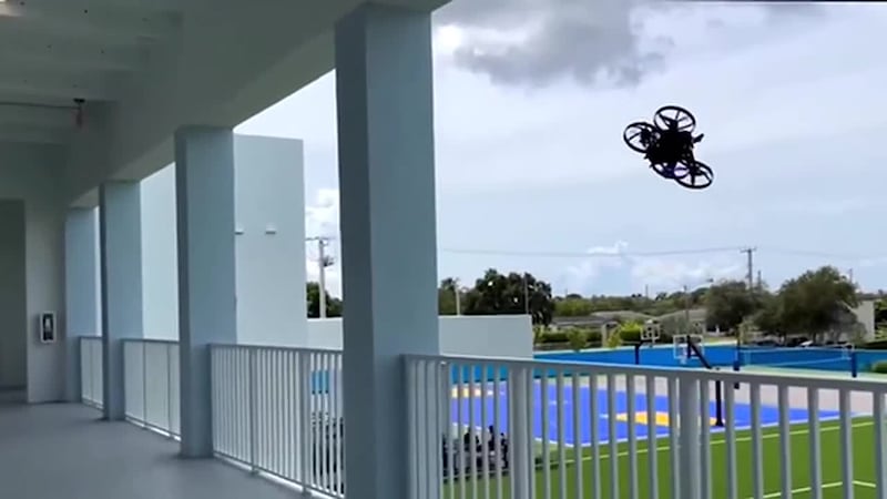 Distrito escolar prueba drones en sus escuelas para reaccionar rápidamente ante tiroteos.