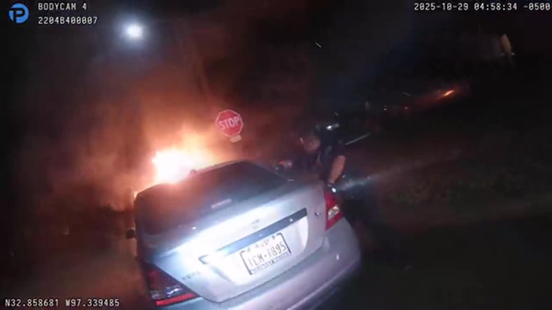 Dos policías hispanos estan siendo reconocidos como héroes luego que rescataran a un hombre de...