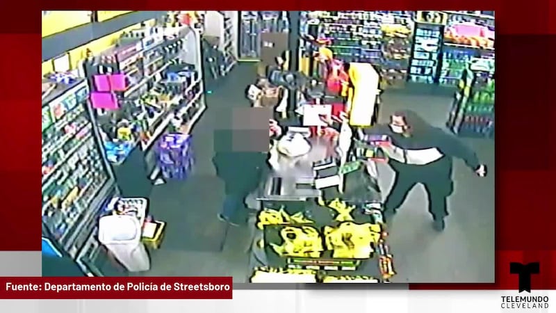 Una mujer sospechosa de robar en un Dollar General de Streetsboro roció gas pimienta a la...