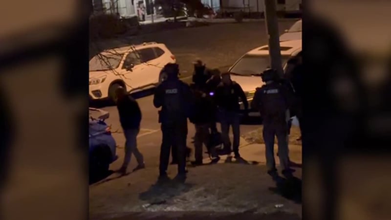 Arrestan a gemelos hispanos acusados de publicar amenazas contra agentes de ICE. Vecinos...